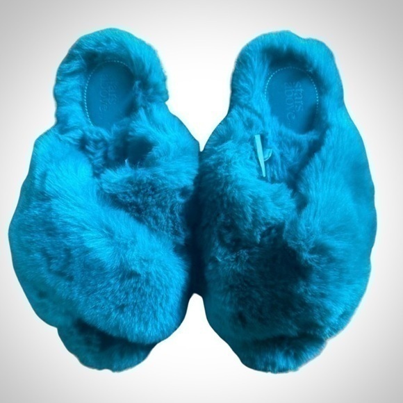 Stars Above Turquoise Fluffy Slippers Size 5/6 - Picture 1 of 3